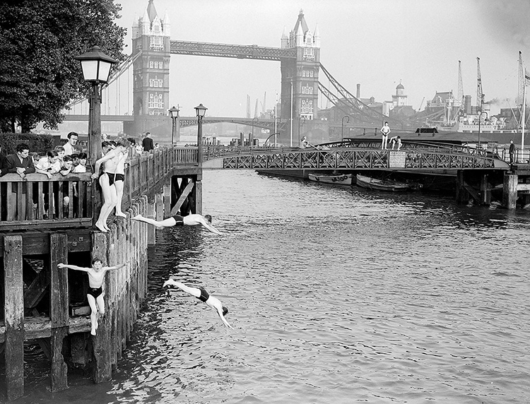 Bermondsey/Shad Thames pier. Photo taken in June 1952 for the Trinity Mirror © Alamy
